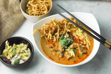 Khao Soi Moo, Tayland yemeği, Kuzey Tayland yemeği, Tayland yemeği, malzeme olarak erişte ve hindistan cevizi sütü, arpacık soğanı, sebze turşusu..