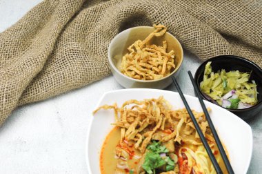 Khao Soi Moo Tayland 'da ve yurt dışında popüler olan bir Kuzey Tayland yemeğidir. Erişte, hindistan cevizi sütlü köri, arpacık soğanı ve Çin lahanasından oluşuyor..