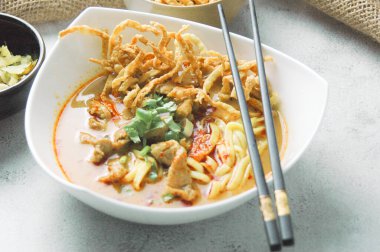 Khao Soi Moo, Tayland yemeği, Kuzey Tayland yemeği, Tayland yemeği, malzeme olarak erişte ve hindistan cevizi sütü, arpacık soğanı, sebze turşusu..