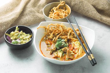 Khao Soi Moo Tayland 'da ve yurt dışında popüler olan bir Kuzey Tayland yemeğidir. Erişte, hindistan cevizi sütlü köri, arpacık soğanı ve Çin lahanasından oluşuyor..