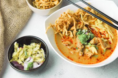 Khao Soi Moo, Tayland yemeği, Kuzey Tayland yemeği, Tayland yemeği, malzeme olarak erişte ve hindistan cevizi sütü, arpacık soğanı, sebze turşusu..