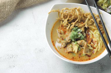 Khao Soi Moo Tayland 'da ve yurt dışında popüler olan bir Kuzey Tayland yemeğidir. Erişte, hindistan cevizi sütlü köri, arpacık soğanı ve Çin lahanasından oluşuyor..
