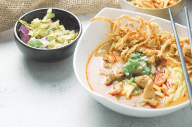 Khao Soi Moo, Tayland yemeği, Kuzey Tayland yemeği, Tayland yemeği, malzeme olarak erişte ve hindistan cevizi sütü, arpacık soğanı, sebze turşusu..