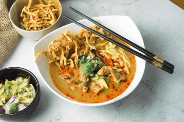 Khao Soi Moo, Tayland yemeği, Kuzey Tayland yemeği, Tayland yemeği, malzeme olarak erişte ve hindistan cevizi sütü, arpacık soğanı, sebze turşusu..