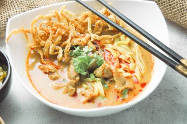 Khao Soi Moo Tayland 'da ve yurt dışında popüler olan bir Kuzey Tayland yemeğidir. Erişte, hindistan cevizi sütlü köri, arpacık soğanı ve Çin lahanasından oluşuyor..