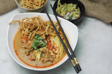 Khao Soi Moo Tayland 'da ve yurt dışında popüler olan bir Kuzey Tayland yemeğidir. Erişte, hindistan cevizi sütlü köri, arpacık soğanı ve Çin lahanasından oluşuyor..