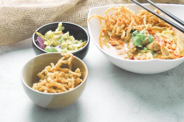 Khao Soi Moo Tayland 'da ve yurt dışında popüler olan bir Kuzey Tayland yemeğidir. Erişte, hindistan cevizi sütlü köri, arpacık soğanı ve Çin lahanasından oluşuyor..