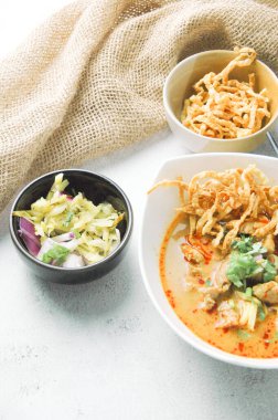 Khao Soi Moo, Tayland yemeği, Kuzey Tayland yemeği, Tayland yemeği, malzeme olarak erişte ve hindistan cevizi sütü, arpacık soğanı, sebze turşusu..