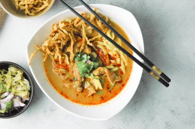 Khao Soi Moo, Tayland yemeği, Kuzey Tayland yemeği, Tayland yemeği, malzeme olarak erişte ve hindistan cevizi sütü, arpacık soğanı, sebze turşusu..