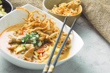 Hint cevizi sütlü erişte, Khao Soi Moo dediğimiz Tayland yemeği, soğan, domuz eti, turşu ve hindistan cevizi sütü içeriyor..