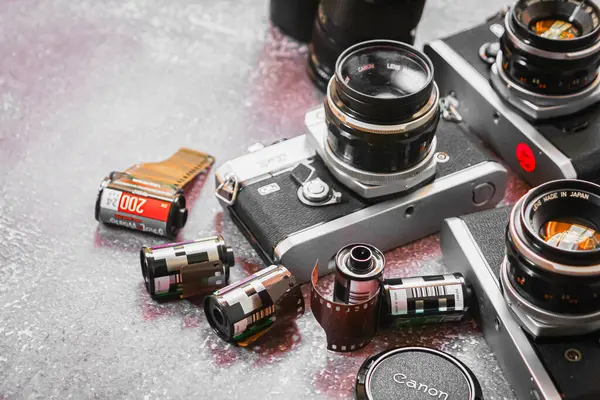 Bangkok, Tayland - besleme 06: 2025 - objektifler, film ruloları ve film şeritleri eşliğinde 