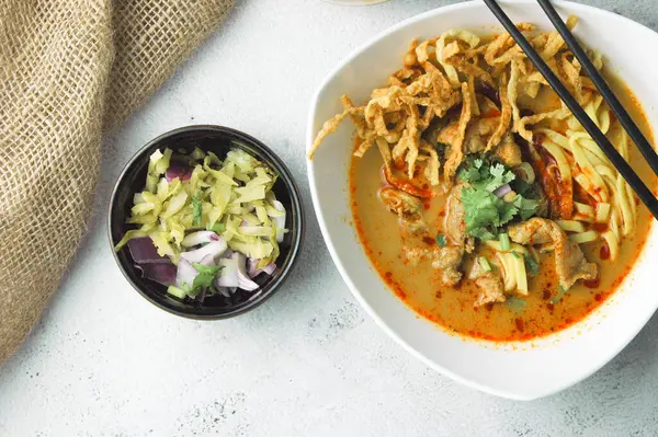 Khao Soi Moo, Tayland yemeği, Kuzey Tayland yemeği, Tayland yemeği, malzeme olarak erişte ve hindistan cevizi sütü, arpacık soğanı, sebze turşusu..