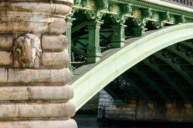 Bu manzara fotoğrafı Avrupa 'da, Fransa' da, Fransa 'da, Paris' te, Seine nehrinin kıyısında, yazın çekildi. Pont Notre Dame 'ı görüyoruz, güneşin altında..