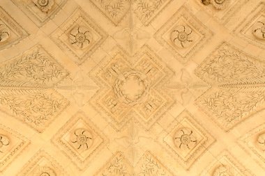 Bu manzara fotoğrafı Avrupa 'da, Fransa' da, Fransa 'da, Paris' te, yazın çekildi. Güneş 'in altında Zafer Takı du Atlıkarınca' yı görüyoruz..