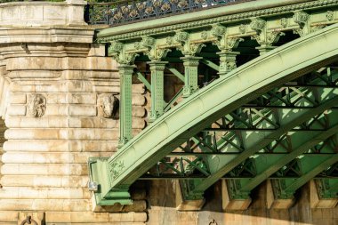 Bu manzara fotoğrafı Avrupa 'da, Fransa' da, Fransa 'da, Paris' te, Seine nehrinin kıyısında, yazın çekildi. Pont Notre-Dame 'ı görüyoruz, güneşin altında..
