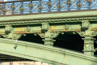 Bu manzara fotoğrafı Avrupa 'da, Fransa' da, Fransa 'da, Paris' te, Seine nehrinin kıyısında, yazın çekildi. Pont Notre-Dame 'ı görüyoruz, güneşin altında..