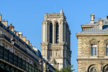 Bu manzara fotoğrafı Avrupa 'da, Fransa' da, Fransa 'da, Paris' te, Seine nehrinin kıyısında, yazın çekildi. Güneş altındaki Pont d Arcole ve Notre Dame de Paris katedralini görüyoruz..