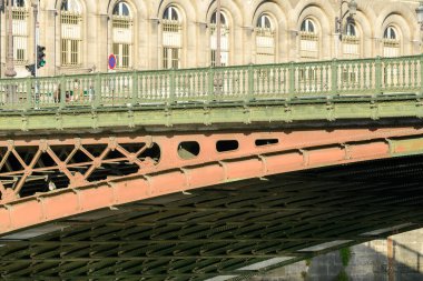 Bu manzara fotoğrafı Avrupa 'da, Fransa' da, Fransa 'da, Paris' te, Seine nehrinin kıyısında, yazın çekildi. Güneşin altındaki Pont d Arcole 'u görüyoruz..