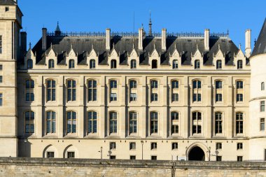 Bu manzara fotoğrafı Avrupa 'da, Fransa' da, Fransa 'da, Paris' te, Seine nehrinin kıyısında, yazın çekildi. La Conciergerie 'yi Cite' de, güneşin altında görüyoruz..