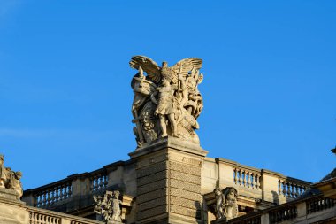 Bu manzara fotoğrafı Avrupa 'da, Fransa' da, Fransa 'da, Paris' te, yazın çekildi. Louvre 'u görüyoruz, güneşin altında..