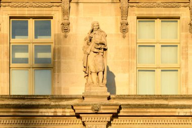 Bu manzara fotoğrafı Avrupa 'da, Fransa' da, Fransa 'da, Paris' te, yazın çekildi. Louvre 'u görüyoruz, güneşin altında..
