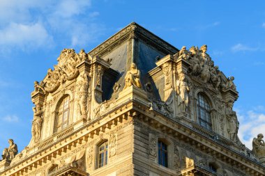 Bu manzara fotoğrafı Avrupa 'da, Fransa' da, Fransa 'da, Paris' te, yazın çekildi. Louvre 'u görüyoruz, güneşin altında..