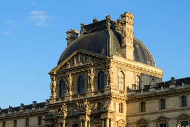 Bu manzara fotoğrafı Avrupa 'da, Fransa' da, Fransa 'da, Paris' te, yazın çekildi. Louvre 'u görüyoruz, güneşin altında..