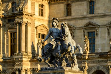 Bu manzara fotoğrafı Avrupa 'da, Fransa' da, Fransa 'da, Paris' te, yazın çekildi. Louvre 'u görüyoruz, güneşin altında..