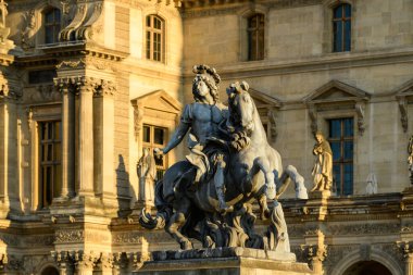 Bu manzara fotoğrafı Avrupa 'da, Fransa' da, Fransa 'da, Paris' te, yazın çekildi. Louvre 'u görüyoruz, güneşin altında..