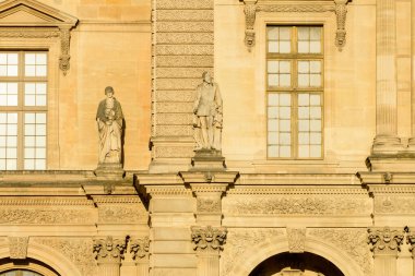 Bu manzara fotoğrafı Avrupa 'da, Fransa' da, Fransa 'da, Paris' te, yazın çekildi. Louvre 'u görüyoruz, güneşin altında..