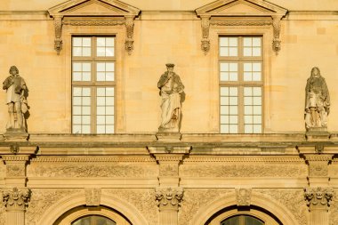 Bu manzara fotoğrafı Avrupa 'da, Fransa' da, Fransa 'da, Paris' te, yazın çekildi. Louvre 'u görüyoruz, güneşin altında..