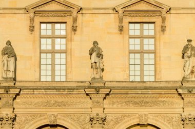 Bu manzara fotoğrafı Avrupa 'da, Fransa' da, Fransa 'da, Paris' te, yazın çekildi. Louvre 'u görüyoruz, güneşin altında..