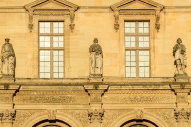 Bu manzara fotoğrafı Avrupa 'da, Fransa' da, Fransa 'da, Paris' te, yazın çekildi. Louvre 'u görüyoruz, güneşin altında..