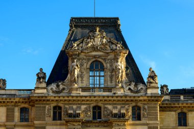 Bu manzara fotoğrafı Avrupa 'da, Fransa' da, Fransa 'da, Paris' te, yazın çekildi. Louvre 'u görüyoruz, güneşin altında..