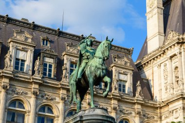 Bu manzara fotoğrafı Avrupa 'da, Fransa' da, Fransa 'da, Paris' te, yazın çekildi. Etienne Marcel Heykeli 'ni görüyoruz, güneşin altında..