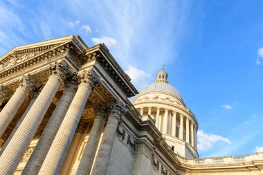 Bu manzara fotoğrafı Avrupa 'da, Fransa' da, Fransa 'da, Paris' te, yazın çekildi. Güneşin altında Panteon 'u görüyoruz..