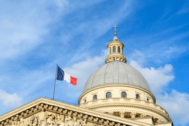 Bu manzara fotoğrafı Avrupa 'da, Fransa' da, Fransa 'da, Paris' te, yazın çekildi. Güneşin altında Panteon 'u görüyoruz..