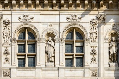 Bu manzara fotoğrafı Avrupa 'da, Fransa' da, Fransa 'da, Paris' te, Seine nehrinin kıyısında, yazın çekildi. Belediye binasını görüyoruz, güneşin altında..