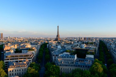 Bu manzara fotoğrafı Avrupa 'da, Fransa' da, Fransa 'da, Paris' te, yazın çekildi. Eyfel Kulesi 'ni ve Chaillot Trocadero bölgesini görüyoruz. Güneşin altında..