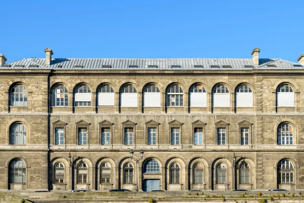 Bu manzara fotoğrafı Avrupa 'da, Fransa' da, Fransa 'da, Paris' te, yazın çekildi. Hotel-Dieu Şapeli 'ni görüyoruz, güneşin altında..