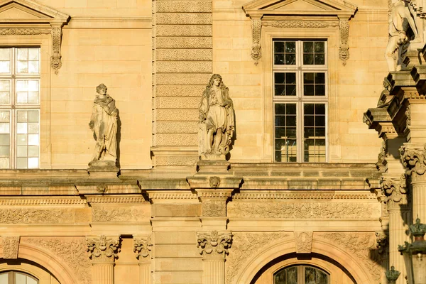 这张风景画是夏天在欧洲 法国和巴黎拍的 我们看到卢浮宫 在阳光下 — 图库照片