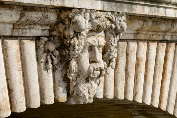 Bu manzara fotoğrafı Avrupa 'da, Fransa' da, Fransa 'da, Paris' te, Seine nehrinin kıyısında, yazın çekildi. Pont Notre Dame 'ı görüyoruz, güneşin altında..