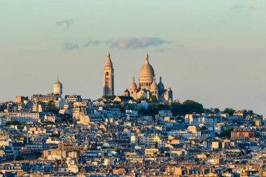 Bu manzara fotoğrafı Avrupa 'da, Fransa' da, Fransa 'da, Paris' te, yazın çekildi. Montmartre tepesinde, güneşin altında Kutsal Kalp Bazilikası 'nı görüyoruz..