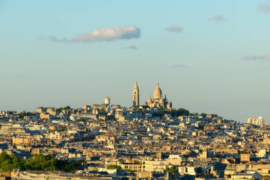 Bu manzara fotoğrafı Avrupa 'da, Fransa' da, Fransa 'da, Paris' te, yazın çekildi. Montmartre tepesinde, güneşin altında Kutsal Kalp Bazilikası 'nı görüyoruz..