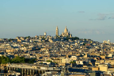 Bu manzara fotoğrafı Avrupa 'da, Fransa' da, Fransa 'da, Paris' te, yazın çekildi. Montmartre tepesinde, güneşin altında Kutsal Kalp Bazilikası 'nı görüyoruz..