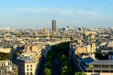 Bu manzara fotoğrafı Avrupa 'da, Fransa' da, Fransa 'da, Paris' te, yazın çekildi. Marceau Bulvarı 'nı, Invalides' i ve güneşin altındaki Montparnasse Kulesi 'ni görüyoruz..