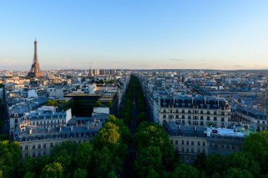 Bu manzara fotoğrafı Avrupa 'da, Fransa' da, Fransa 'da, Paris' te, yazın çekildi. Kleber Bulvarı 'nı, Eyfel Kulesi' ni ve Trocadero Bölgesi 'ni görebilirsiniz. Güneşin altında..
