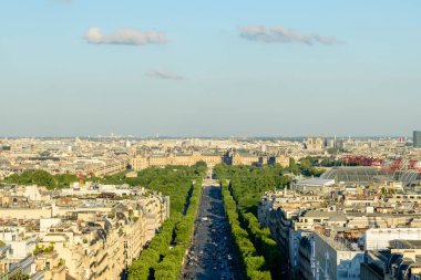 Bu manzara fotoğrafı Avrupa 'da, Fransa' da, Fransa 'da, Paris' te, yazın çekildi. Champs-Elysees Bulvarı 'nı ve Louvre Müzesi' ni görüyoruz, güneşin altında..