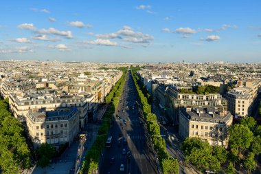 Bu manzara fotoğrafı Avrupa 'da, Fransa' da, Fransa 'da, Paris' te, yazın çekildi. Champs-Elysees Bulvarı 'nı görüyoruz, güneşin altında..