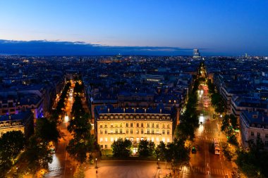 Bu manzara fotoğrafı Avrupa 'da, Fransa' da, Fransa 'da, Paris' te, yazın çekildi. Wagram Bulvarı 'nı görüyoruz, güneşin altında..